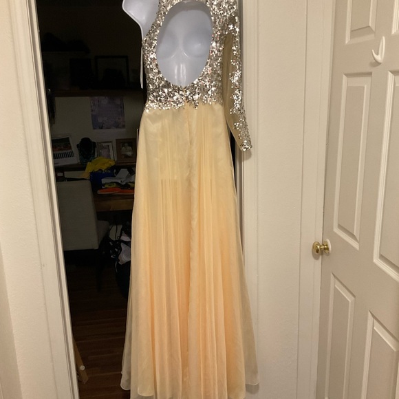 Mac Duggal Asymmetrical Silver and Cream Gown with Slit - Picture 4 of 9
